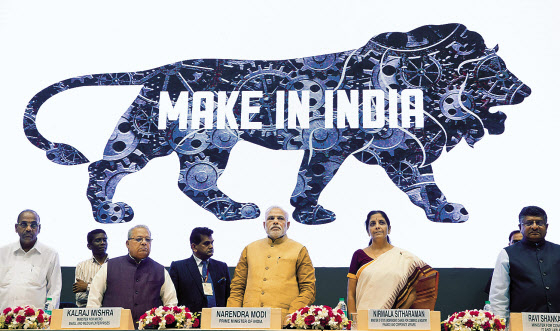 나렌드라 모디(가운데) 인도총리가 2014년 9월 25일 뉴델리에서 자국 제조업 육성 정책인 '메이크 인 인디아' 로고를 공개하고 있다. [AP]