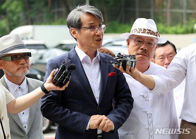 [서울=뉴시스] 이영환 기자 = 최재영 목사가 4일 오전 서울 서초경찰서에서 스토킹 혐의 관련 피고발인 조사에 앞서 취재진의 질문에 답하고 있다. 최 목사는 지난 2022년 6월부터 김건희 여사에게 10여 차례 만남을 요청하고 명품 가방을 건네는 장면을 몰래 촬영해 유포한 혐의로 고발됐다. 2024.07.04. 20hwan@newsis.com