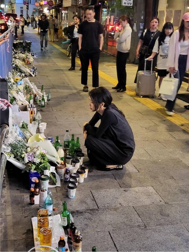 온라인 커뮤니티에 올라온 김건희 여사의 조문 사진. 온라인 커뮤니티 캡처