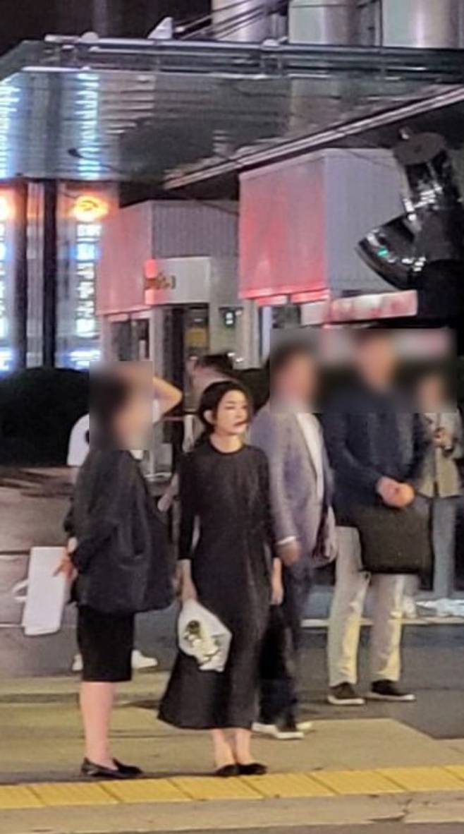 온라인 커뮤니티에 올라온 김건희 여사의 조문 사진. 온라인 커뮤니티 캡처