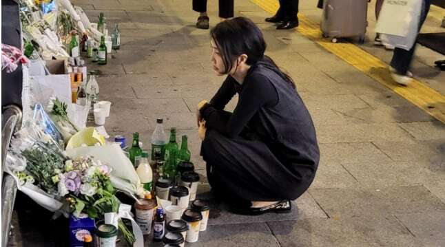 김건희 여사가 3일 저녁 서울 시청역 역주행 사고 현장에 방문한 장면. 인터넷 커뮤니티