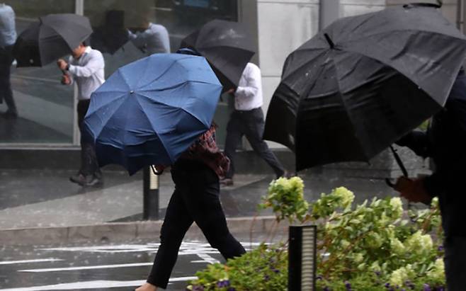 지난 2일 서울 영등포구 여의도역 인근에서 우산을 쓴 시민들이 이동하고 있는 모습. 뉴시스