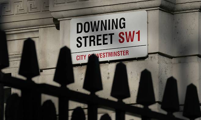 영국 총리 관저와 관청들이 있는 런던의 다우닝 거리 표지판. 런던=AP연합뉴스