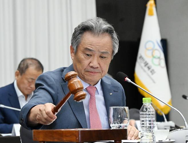 이기흥 대한체육회 회장이 4일 오후 서울 송파구 서울올림픽파크텔에서 열린 2024년 임시 대의원 총회에서 의사봉을 두드리고 있다.&nbsp; &nbsp; 대한체육회 제공