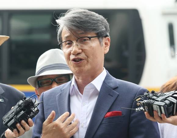 취재진 앞에 선 최재영 목사 - 최재영 목사가 4일 오전 서울 서초경찰서에서 윤석열 대통령 부인 김건희 여사에게 명품 가방을 건네는 장면을 몰래 촬영해 인터넷에 유포한 혐의 관련 피고발인 조사를 받기 전 취재진 질문에 답하고 있다. 2024.7.4. 연합뉴스