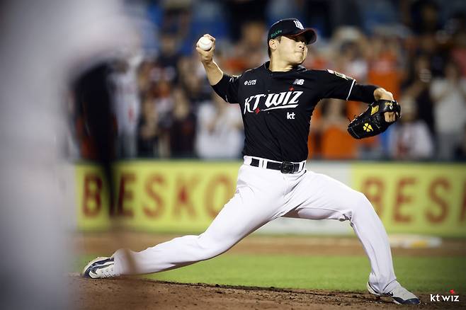 박영현이 지난 2일 대전 한화전에 등판해 역투하고 있다. KT 제공