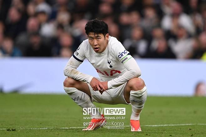 ▲ 토트넘은 손흥민과 기존 계약서에 포함됐던 1년 연장 팀 옵션을 발동한다. 양측의 기존 계약은 2025년 여름 끝난다. 지난해 여름부터 재계약 협상을 벌였지만 양측이 원하는 결과는 나오지 않았다. 결국 토트넘은 팀 옵션을 발동했다. 토트넘이 장기 계약을 위한 디딤돌로 사용했다는 의견도 있지만 주로 토트넘이 이적까지 고려한 행보라 예상한다. 영국 현지에선 내년 여름 손흥민이 사우디아라비아로 거액의 이적료를 기록하고 떠날 수 있다는 보도까지 나오고 있다.