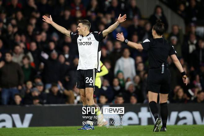 ▲&nbsp;영국 공영 방송 'BBC'는 4일(한국시간) "바이에른 뮌헨은 팔리냐 영입을 완료할 예정이다. 바이에른 뮌헨은 팔리냐의 소속팀인 풀럼에 이적료 5,600만 유로(약 835억 원)를 지불한다. 이 금액은 풀럼 역사상 가장 높은 금액이다"라고 보도했다.&nbsp;이어 "팔리냐는 바이에른 뮌헨과 2028년까지 계약을 맺는다. 계약 성사를 위해 지난 몇 주 동안 노력했다"고 덧붙였다.