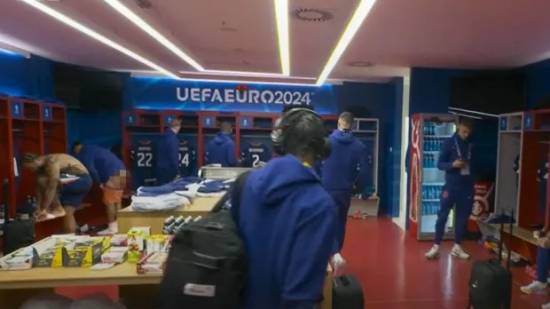 영국 언론 더 선이 지난 3일(한국시간) 중계방송사 BBC가 네덜란드 라커 룸을 보여주다 실수로 한 선수의 엉덩이가 노출되는 사고가 일어났다고 전했다.&nbsp;  방송사고가 일어난 해당 경기는 이날 오전 1시 독일 뮌헨에 있는 푸스발 아레나 뮌헨에서 열린 UEFA 유로 2024 16강 네덜란드와 루마니아의 경기다. 더 선