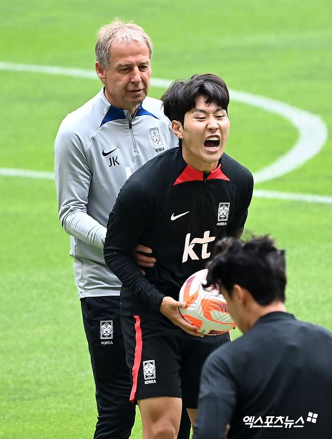 위르겐 클린스만 전 한국 대표팀 감독은 지난 3일 자신이 더선에 기고하는 칼럼을 통해 가레스 사우스게이트 감독에게 잉글랜드 국민의 말보다 자신과 선수들을 더 믿고 변화를 시도하라고 했다. 그러면서 잉글랜드 국민들의 말에 휘둘리지 말라고 선배로서의 말까지 잊지 않았다. 엑스포츠뉴스DB