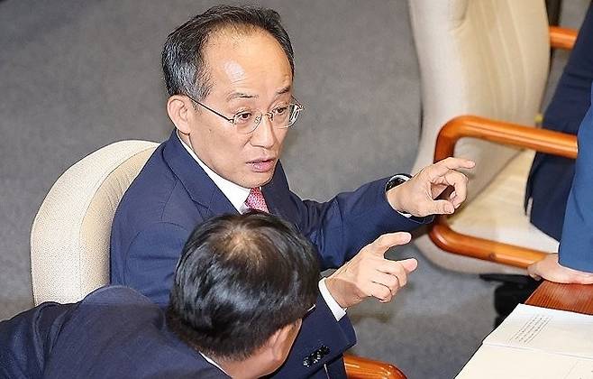 동료의원과 대화하는 추경호 원내대표 (서울=연합뉴스) 김주형 기자 = 국민의힘 추경호 원내대표가 3일 오후 국회 본회의장에서 열린 경제 분야 대정부질문에 참석해 동료 의원과 대화하고 있다. 2024.7.3 kjhpress@yna.co.kr