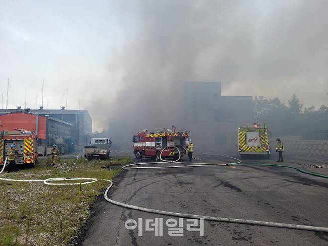 5일 오전 화성시 서신면 전곡산단 내 잉크 제조공장에서 발생한 불을 소방당국이 진화하고 있다. 해당 공장은 최근 31명의 사상자를 낸 리튬배터리 제조업체 아리셀 공장과 도보로 6분 거리에 위치해 있다.(사진=경기도소방재난본부)