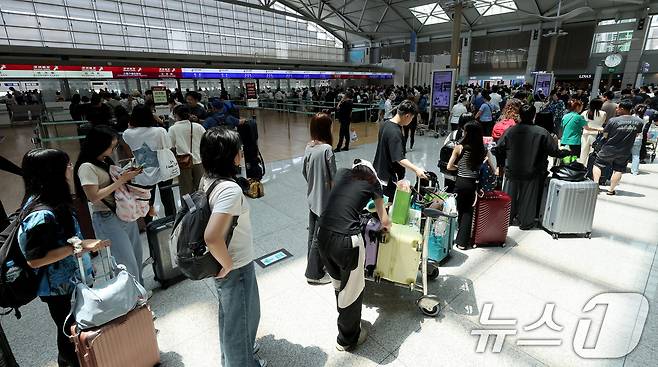 1일 인천국제공항 제1터미널 출국장이 해외로 떠나려는 여행객들로 붐비고 있다.  2024.7.1/뉴스1 ⓒ News1 장수영 기자
