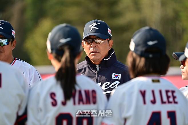 여자야구 대표팀 양상문 감독이 선수들을 지도하고 있다. 선더베이(캐나다) | 황혜정 기자 et16@sportsseoul.com