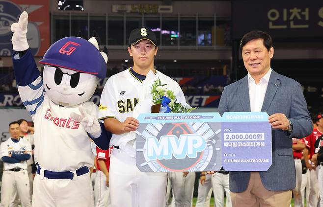 5일 오후 인천 SSG랜더스필드에서 열린 2024 퓨처스 올스타전 시상식에서 남부 상무 조세진이 MVP를 수상하고 있다. 사진 | 문학=연합뉴스