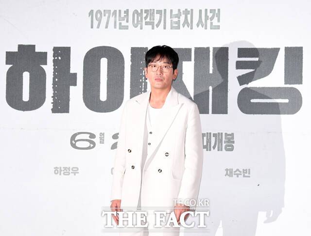 '하이재킹'을 이끈 하정우는 개봉을 앞두고 취재진에게 "우리 영화가 이례적으로 금요일에 개봉한다. 헷갈리지 않게 알려주시길 바란다"고 당부의 말을 남긴 바 있다. /이새롬 기자