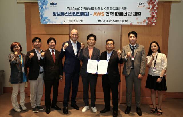 NIPA가 AWS코리아와 국내 SW기업의 글로벌 진출 지원을 위한 MOU를 4일 맺었다. (왼쪽 세 번째부터) 김영훈 AWS 대외협력 총괄, John Sleijpen AWS Partner Leader, 윤정원 AWS코리아 공공부문 대표, 허성욱 NIPA 원장.