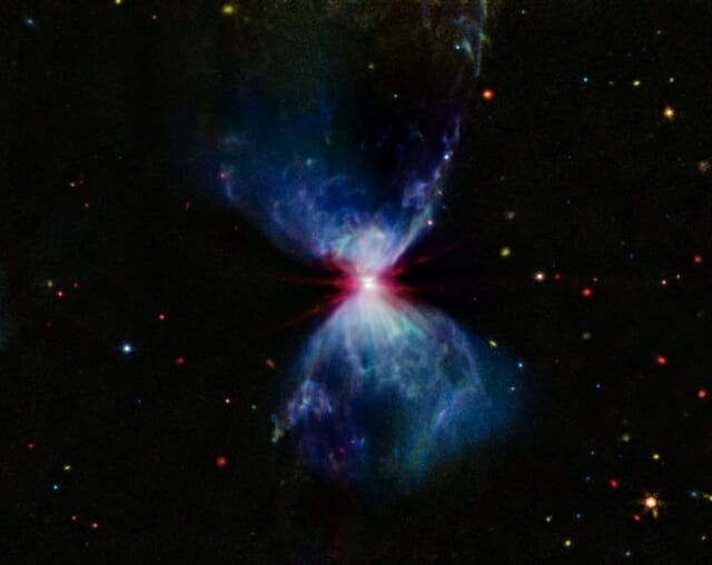 제임스웹 우주 망원경이 포착한 성운 L1527 성운과 그 중심에 자리한 원시 별의 모습. 마치 우주 불꽃놀이처럼 보인다. (사진= NASA, ESA, CSA, STScI)