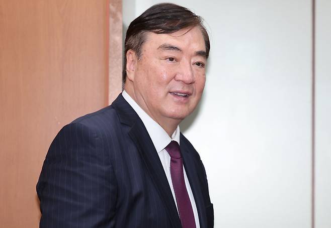 본국 귀환을 앞둔 싱하이밍 주한 중국대사가 4일 조태열 외교부 장관을 만나기 위해 서울 종로구 외교부 청사로 들어서고 있다. /뉴스1