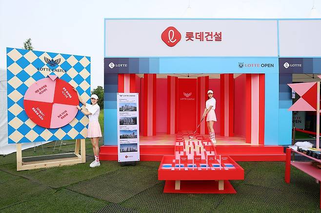 KLPGA 2024 롯데오픈 갤러리 프라자 ‘롯데건설 부스’에서 모델들이 골프 퍼팅 체험에 참여하고 있다./롯데건설 제공