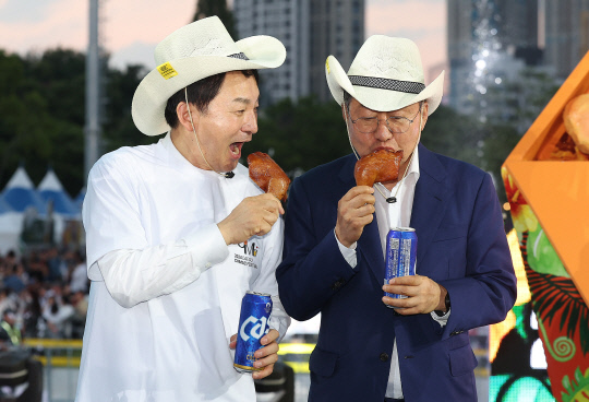 치킨 먹는 원희룡 후보와 홍준표 대구시장. 연합뉴스
