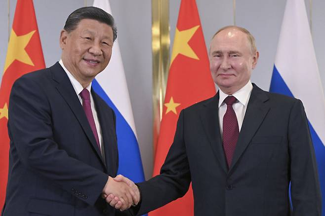 시진핑 중국 국가주석(왼쪽)과 블라디미르 푸틴 러시아 대통령이 3일(현지 시간) 카자흐스탄 수도 아스타나에서 만나 악수하고 있다. 아스타나=AP 뉴시스
