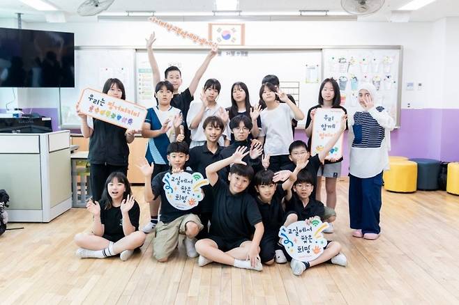 ‘교실에서 찾은 희망 시즌2'에 참여한 인천 청호초 6학년 1반 학생들이 기념촬영을 하고 있다. 월드비전 제공