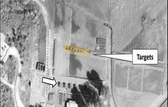2014년 10월 7일 북한 평양 강건군사훈련장 소화기 사격장에서 이뤄진 공개처형의 모습. 위성사진에 따르면 당시 PU-4 대공포 6대(화살표)가 30m 떨어진 곳에 있는 표적들을 겨누고 있다. 사진=미 북한인권위원회·RFA