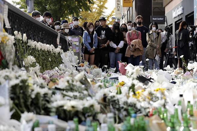 ‘이태원 참사’가 일어난 다음날인 2022년 11월1일 오후 시민들이 서울 용산구 이태원역 앞에서 희생자들을 추모하고 있는 모습. 김명진 기자 littleprince@hani.co.kr