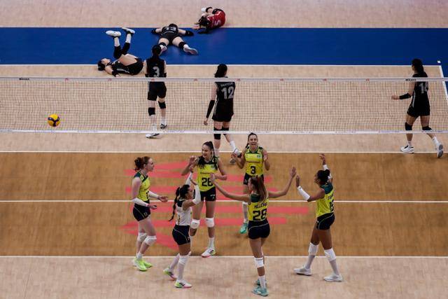 한국 여자 배구 대표팀(위)이 지난달 16일 브라질 리우데자네이루 마라카낭지뉴 체육관에서 열린 2024 국제배구연맹(FIVB) 발리볼네이션스리그(VNL) 1주 차 2차전 브라질과의 경기에서 세트 점수 0대 3으로 패한 후 아쉬워하고 있다. 뉴시스