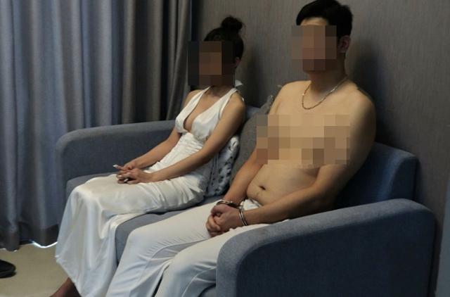 지난달 10일 베트남 호찌민의 한 아파트에서 마약을 투여하다 현지 공안에 체포된 한국인 남성(오른쪽)과 베트남인 여자친구. 공산당 기관지 공안난단 신문 제공