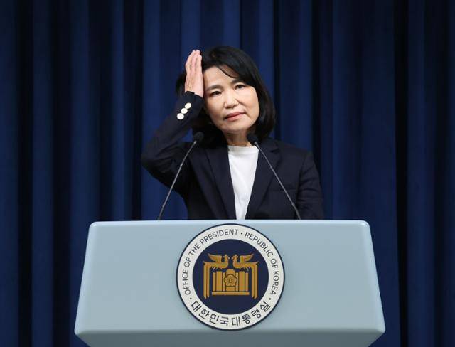 이진숙 방송통신위원장 후보자가 4일 서울 용산 대통령실 청사에서 열린 정무직 인선 발표 브리핑에서 지명 소감을 밝히며 머리를 만지고 있다. 뉴시스
