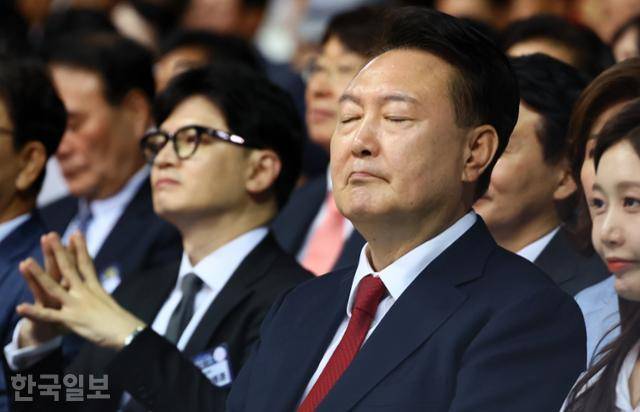 윤석열 대통령이 4일 인천시 남동체육관에서 열린 '한국자유총연맹 창립 제70주년 기념식'에 참석하고 있다. 왼쪽은 한동훈 국민의힘 당대표 후보. 인천=왕태석 선임기자