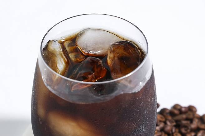 음료에 들어간 얼음을 씹어 먹으면 식중독이나 치아 균열의 위험이 커진다./사진=클립아트코리아