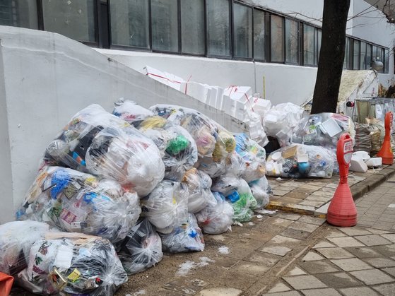 서울 압구정동 한 아파트 건물 앞에 정리된 종량제 봉투에 담긴 쓰레기들. 박종서 기자