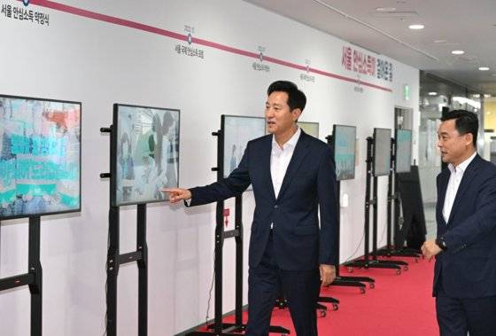 오세훈 서울시장이 4일 '서울 안심소득 2주년 기념 미래형 소득보장제도 모색 토론회'에 참석하기 전 서울 안심소득 추진 경과를 소개한 장소를 둘러보고 있다. [사진 서울시]