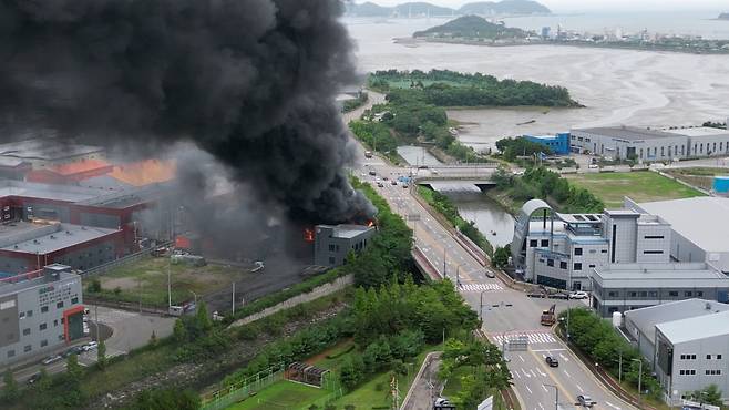 5일 오전 경기 화성시 전곡산업단지 내 한 공장에서 불이나 검은 연기가 피어오르고 있다 소방당국은 오전 8시 15분께 화재 진압을 완료했다. 인명 피해는 없는 것으로 확인됐다. /사진=연합뉴스