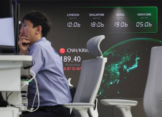A trader works at the Hana Bank trading room in central Seoul on July 1, the first day of the won-dollar trading hour extension. [YONHAP]