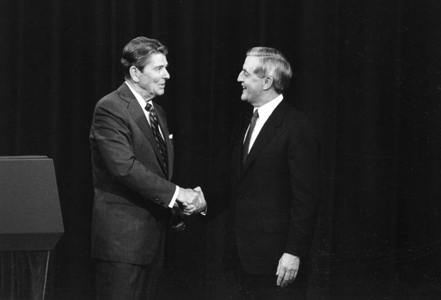 로널드 레이건 대통령과 민주당 후보 월터 먼데일 전 부통령이 1984년 10월 22일 미주리주 캔자스시티에서 열린 토론에 앞서 악수를 나누고 있다.