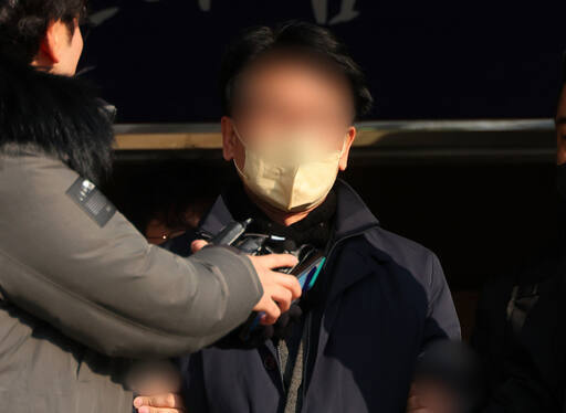이재명 전 더불어민주당 대표를 흉기로 습격한 혐의를 받는 김모씨가 지난 1월 10일 검찰로 송치되면서 기자들의 질문을 받고 있다. 연합뉴스