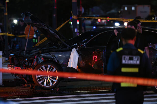 시청역 인근 대형 교통사고로 완전히 파괴된 차량. 연합뉴스 제공
