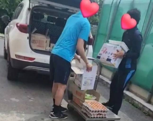 경기 파주시에 있는 공군 모 부대에서 조리원으로 근무했던 A씨가 다른 조리원 차량에 식자재가 실리는 모습이라며 공개한 사진./사진=엑스