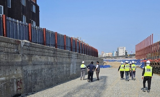 인천시 공무원들과 관계자들이 5일 용현동 인천대로 일반화 사업 1-1단계 구간에서 옹벽을 둘러보고 있다./사진=인천시