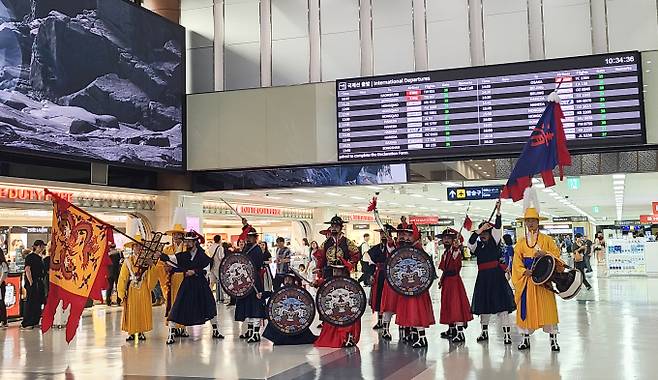 김포공항 국제선 출국장에서 진행된 전통문화행사 /사진=한국공항공사