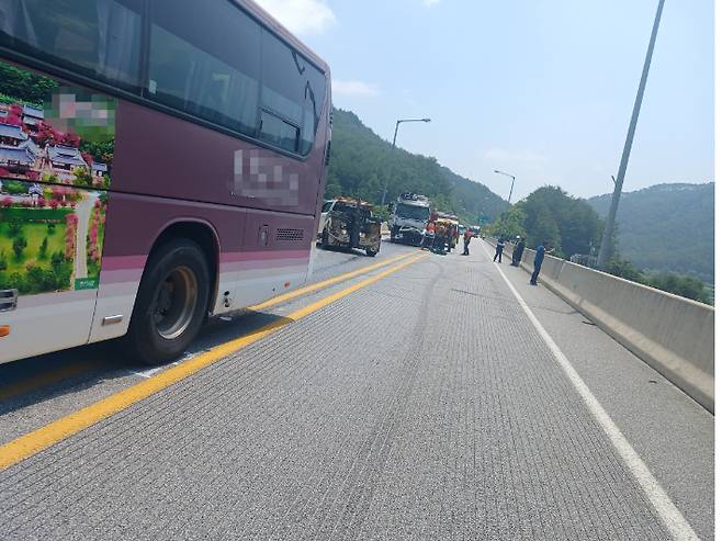 4일 오전 10시 47분쯤 경북 봉화군 소천면 광비 터널 입구에서 정차해 있던 고속버스를 뒤따르던 화물차가 추돌했다. 경북 봉화소방서 제공