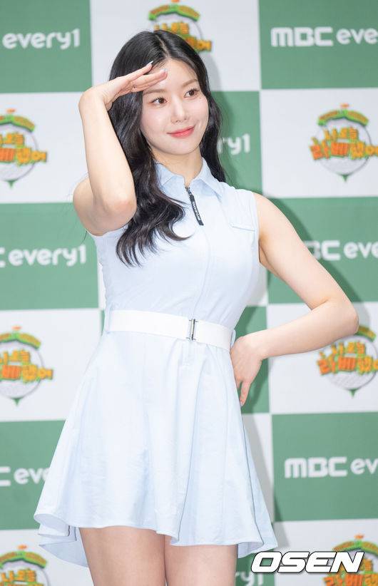 [OSEN=김성락 기자] 7일 오전 서울 중구 앰배서더 풀만 호텔에서 MBC에브리원 새 예능 ‘나 오늘 라베했어’ 제작발표회가 열렸다. ‘니 오늘 라배했어’는 골프 초보 전현무와 권은비가 연예계 자타공인 골프 고수 김국진과 문정현 프로를 만나 라베(라이프타임 베스트 스코어) 100타의 벽을 깨기 위해 고군분투 하는 과정을 그리는 성장형 리얼리티 프로그램이다. 가수 권은비가 취재진을 향해 포즈를 취하고 있다. 2024.05.07 / ksl0919@osen.co.kr