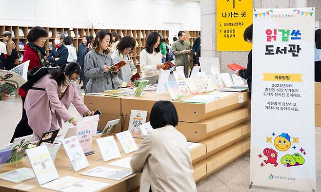 지난 4월 인천지하철 1호선 시청역사에서 시민 저자들의 출판 전시회가 열려 많은 발길이 이어졌다. 인천시교육청 제공