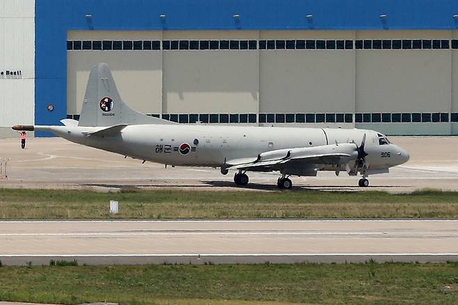 P-3CK 해상초계기가 경북 포항 해군항공사령부 활주로에서 이동하고 있다. 포항=연합뉴스