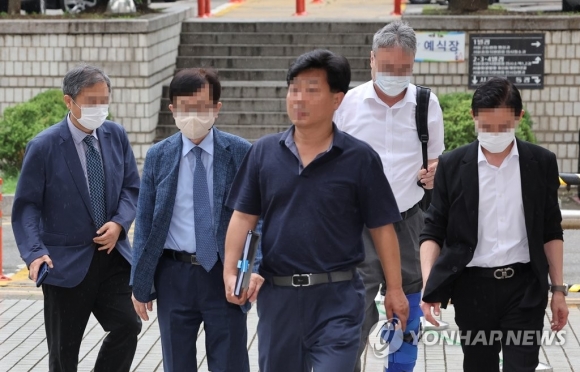 황욱정(왼쪽 두번째) KDFS 대표가 지난해 7월 서울중앙지법에 구속 전 피의자 심문(영장실질심사)을 받기 위해 출석하는 모습 연합뉴스