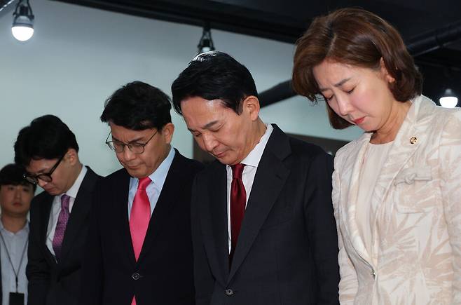 5일 오후 서울 여의도 중앙당사에서 열린 '미래를 위한 약속, 공정 경선 서약식'에서 국민의힘 한동훈 전 비상대책위원장(왼쪽부터), 윤상현 의원, 원희룡 전 국토교통부 장관, 나경원 의원이 묵념하고 있다. ⓒ연합뉴스